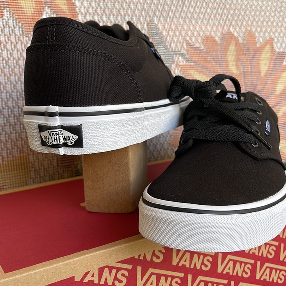 Vans WMNS Atwood
(Canvas) Black/White
VN000TUY187
Sneakers - Picture 2 of 16